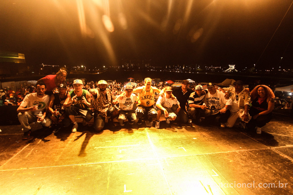 Os 3 grupos ganhadores junto com os jurados e organizadores.